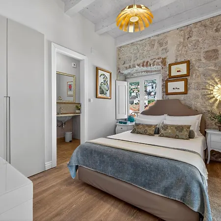Dominus Little Palace Bed & Breakfast