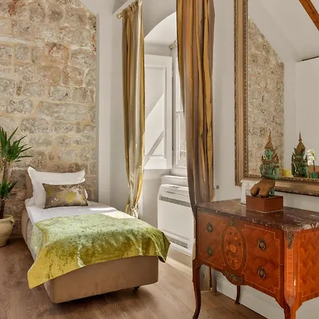 Dominus Little Palace Bed & Breakfast