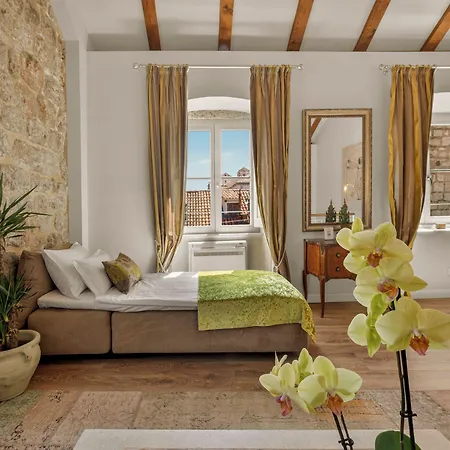 Dominus Little Palace Bed & Breakfast 4*