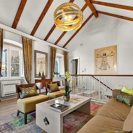 Dominus Little Palace Bed & Breakfast